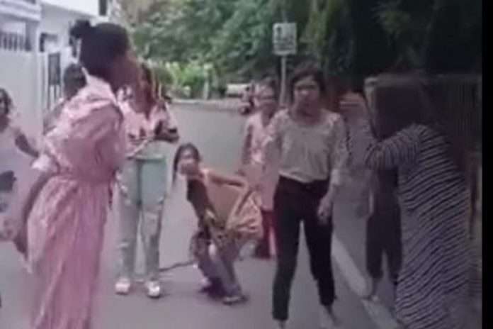 girls badly fighting with eachother for boyfriend video getting viral