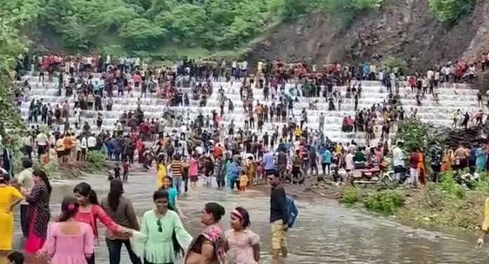 Yaval Nimba Devi Dam is crowded with tourists