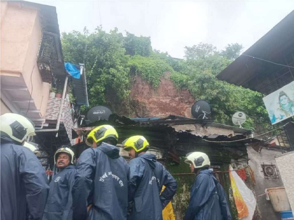 चुनाभट्टी येथे दरड कोसळून तीन जण जखमी, बचाव कार्य सुरू