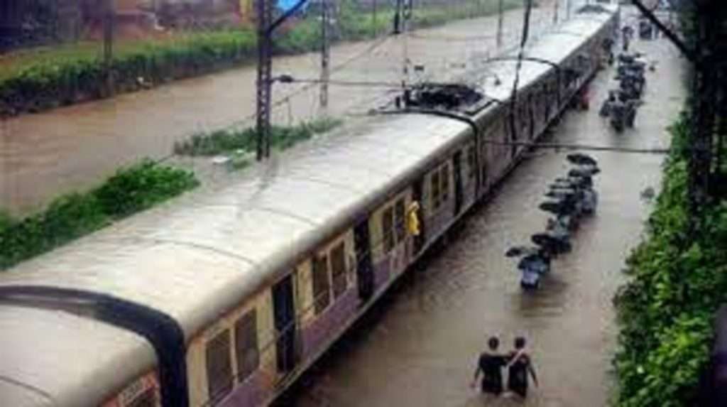 Mumbai Monsoon Update: मुसळधार पावसामुळे मध्य, हार्बर मार्गावरील लोकल अर्धा तास उशिरा