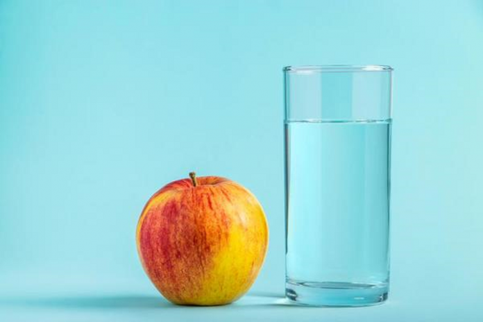 Do you also drink water after eating an apple? Get rid of this habit immediately.