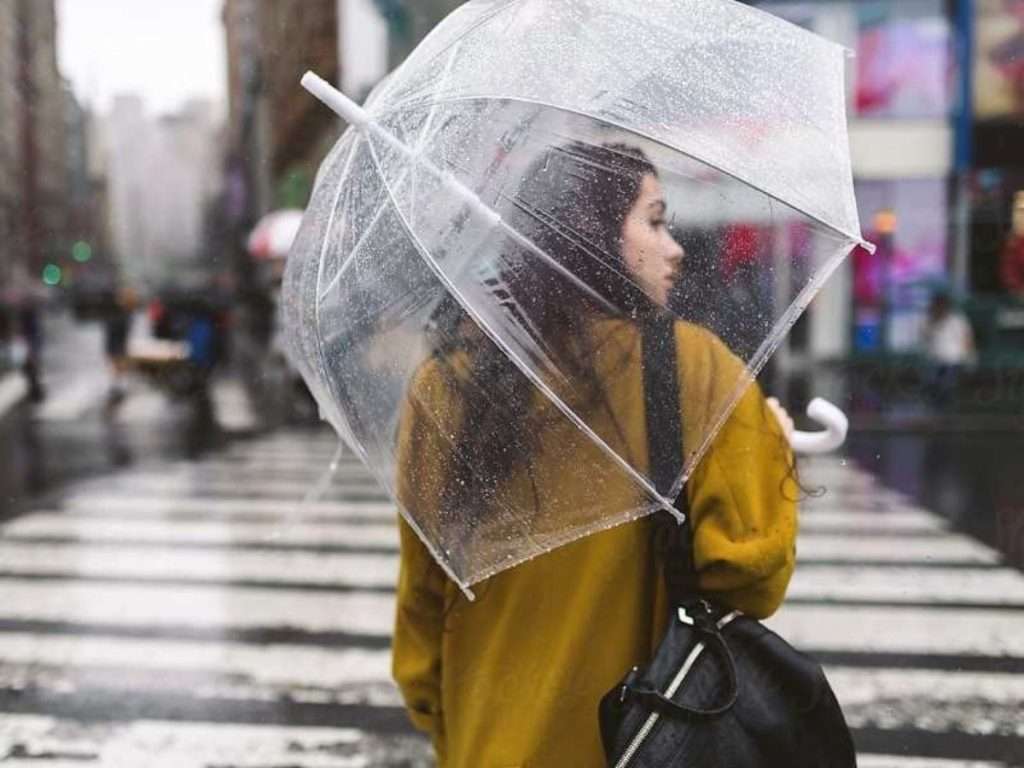 पावसाळ्यात प्रत्येकाने सोबत ठेवाव्यात अशा काही महत्त्वाच्या वस्तू