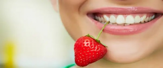 Remove yellowness of teeth with the help of strawberries