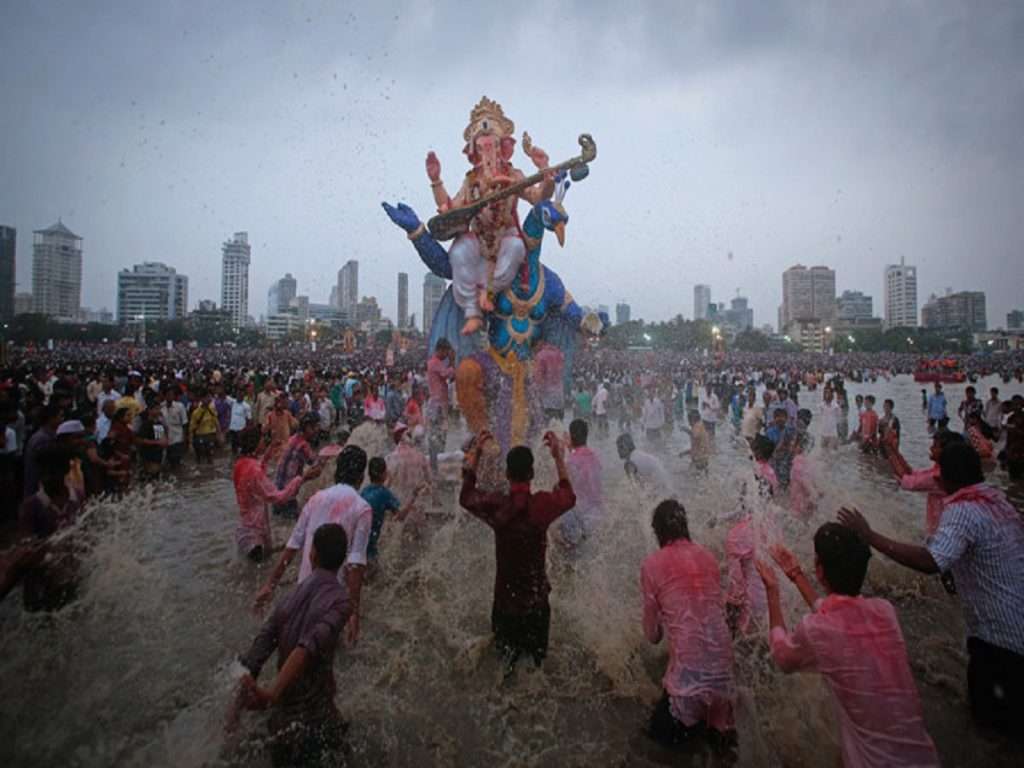 महाराष्ट्रात सर्वत्र विसर्जनाचा जल्लोष मात्र अपघाताच्या घटनांमुळे लागतंय विसर्जनाला गालबोट