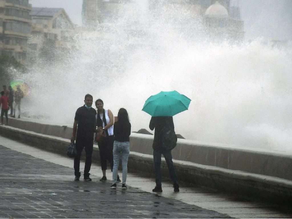 अचानक आलेल्या पावसामुळे गणेशभक्तांची तारांबळ उडाली, मुंबईसह ठाण्यात जोरदार पाऊस