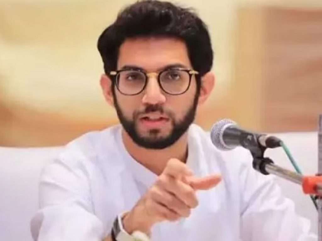 Aditya Thackeray : ‘महाराष्ट्राला मोठ्या प्रकल्पाचं गाजर दाखवलं जात आहे’ ; फडणवीसांच्या आरोपाला ठाकरेंचे प्रत्युत्तर