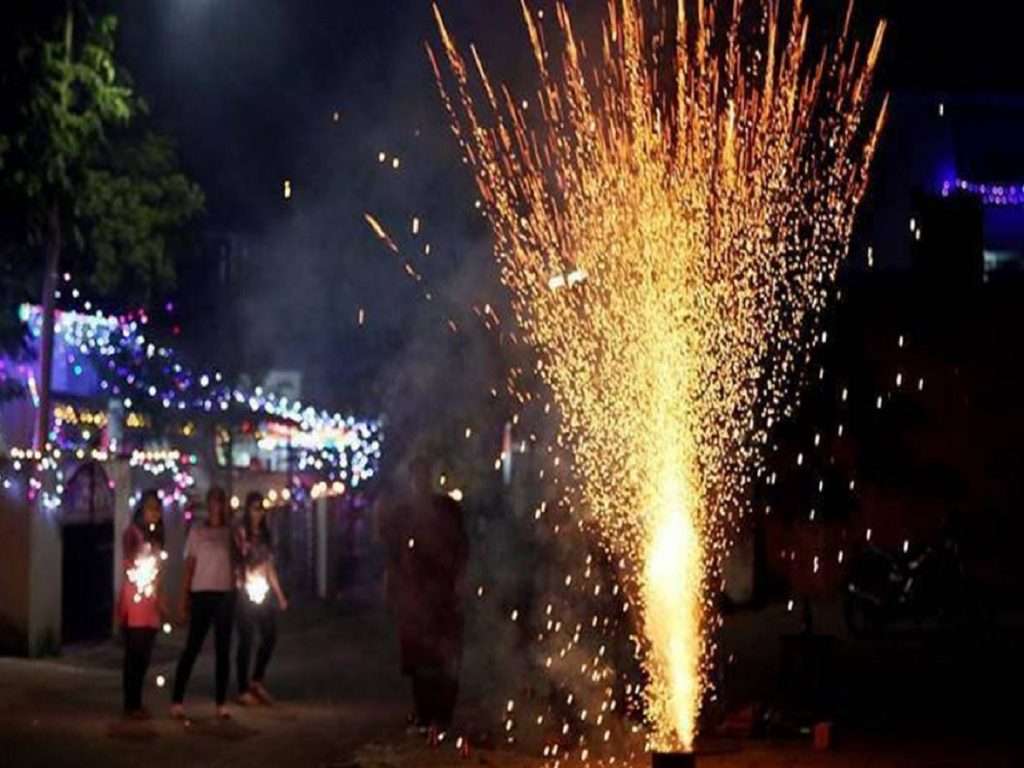 Diwali 2022 : दिल्लीत फटाके फोडणाऱ्यांची खैर नाही, ६ महिने तुरुंगवास व इतका दंड भरावा लागणार