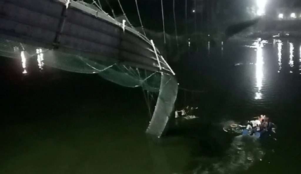 Gujarat Morbi Bridge Collapse : पर्यंटकांचं आकर्षणाचं केंद्र ठरला ‘मृत्यू’चा सापळा; प्रशासनाकडून बचावकार्य युद्धपातळीवर सुरु