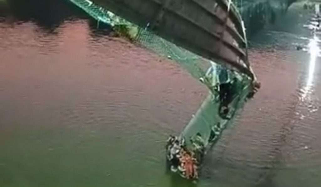 Morbi Bridge Collapse : ओरेवा कंपनीच्या मॅनेजरचे धक्कादायक विधान म्हणाले ; ‘…अपघात ही ईश्वराची इच्छा’