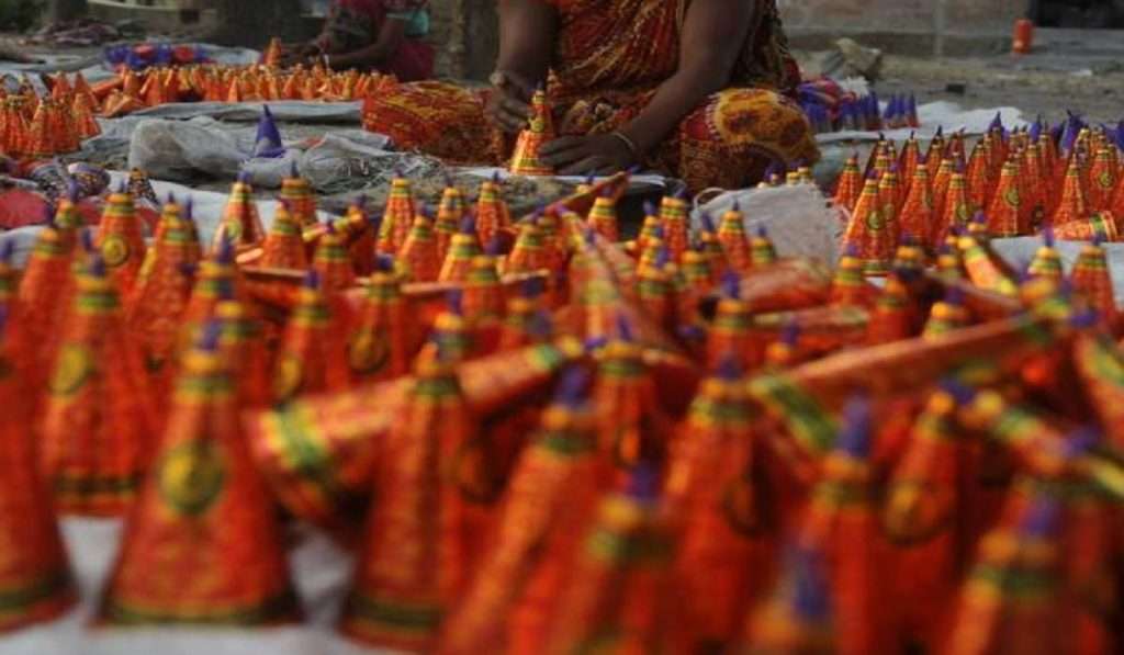 Diwali 2022 : फटाकेपासून होणारे प्रदूषण टाळण्यासाठी करा हे घरगुती उपाय