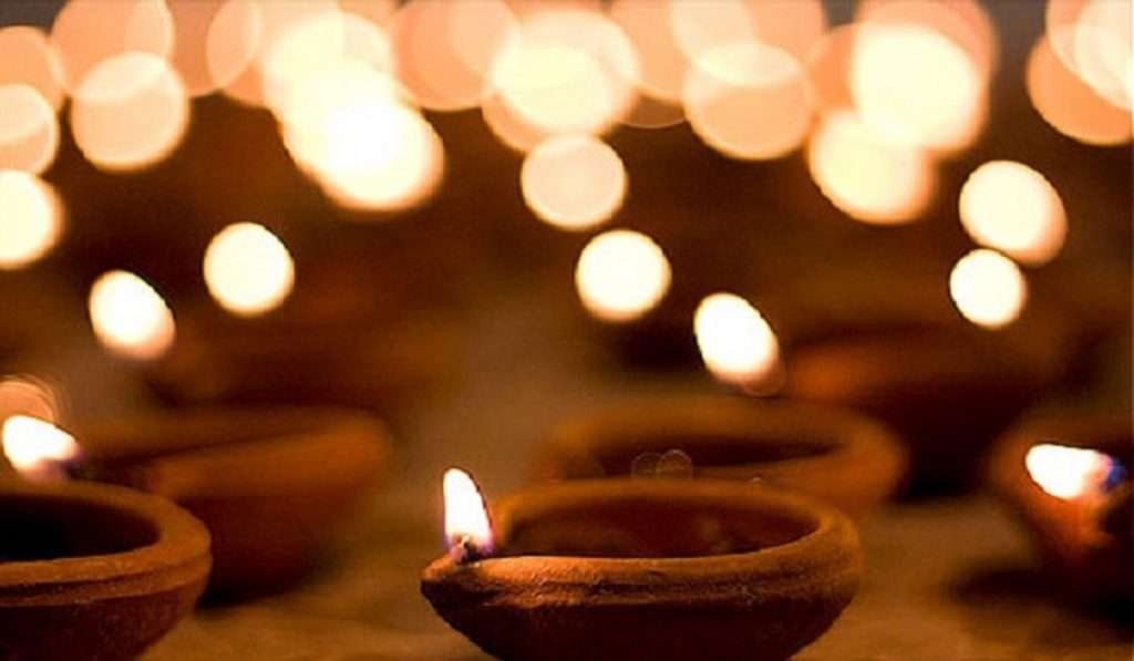 Diwali 2022 : दिवाळीत दिवे लावण्याची योग्य पद्धत जाणून घ्या…