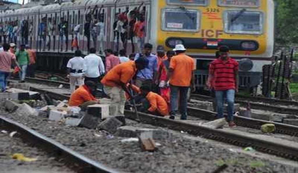 Mumbai Local Train : लोकल सेवा खोळंबली, अंबरनाथ-बदलापूर दरम्यान तांत्रिक बिघाडमूळे प्रवाशांचे हाल