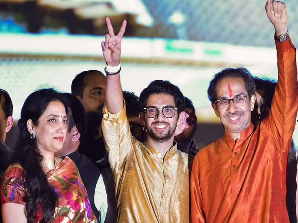 Uddhav Thackeray : ठाकरे कुटुंबीयांच्या बेहिशेबी मालमत्तेची ED,CBI नं चौकशी करावी, कोर्टात याचिका