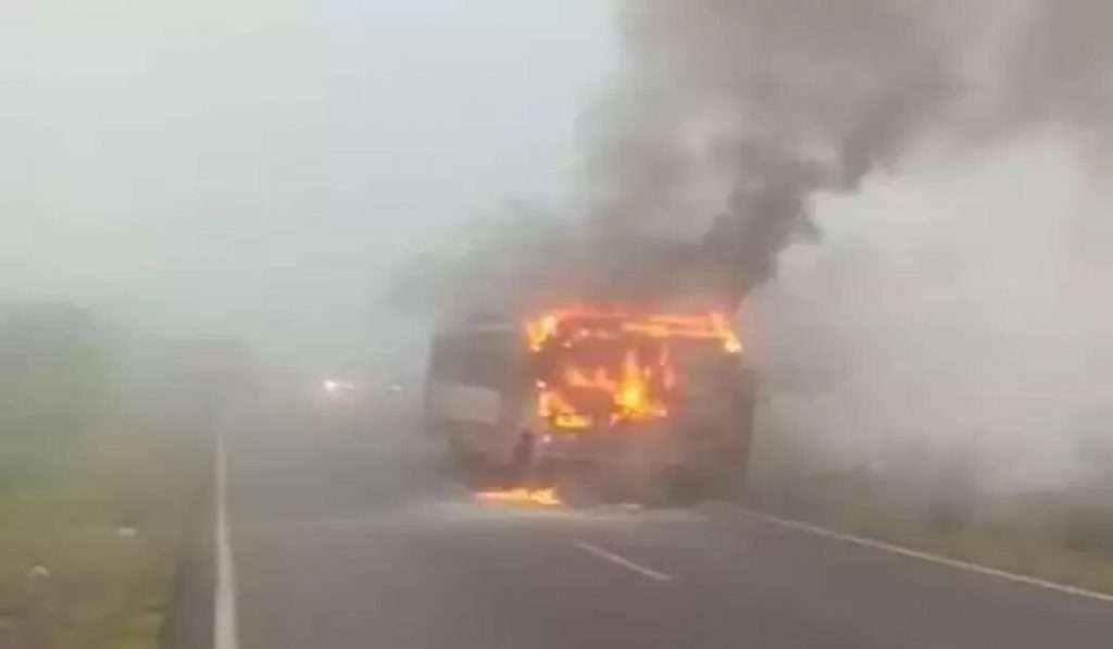 Burning Bus in Nashik : नाशिकमध्ये अग्नितांडव सुरूच, वणी गडावर धावत्या ST बसने घेतला पेट