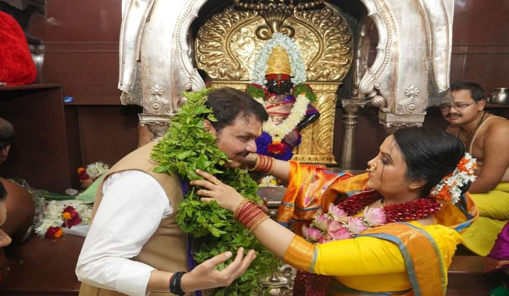 Kartiki Ekadashi 2022 : कार्तिकी एकादशीनिमित्त फडणवीस दाम्पत्यांनी वारकऱ्यासोबत धरला ठेका ! पहा फोटो