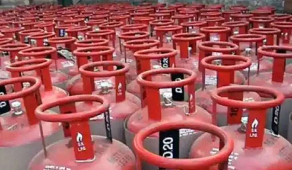 सामान्य जनतेला दिलासा; LPG Gas सिलेंडर आजपासून ११५ रुपयांनी स्वस्त