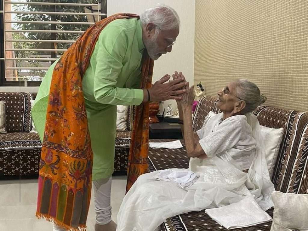 Heeraben Modi passed away : हीराबेन मोदींच्या निधनानंतर मोदींच भावुक ट्विट, शानदार शताब्दी का ईश्वर चरणों में विराम…