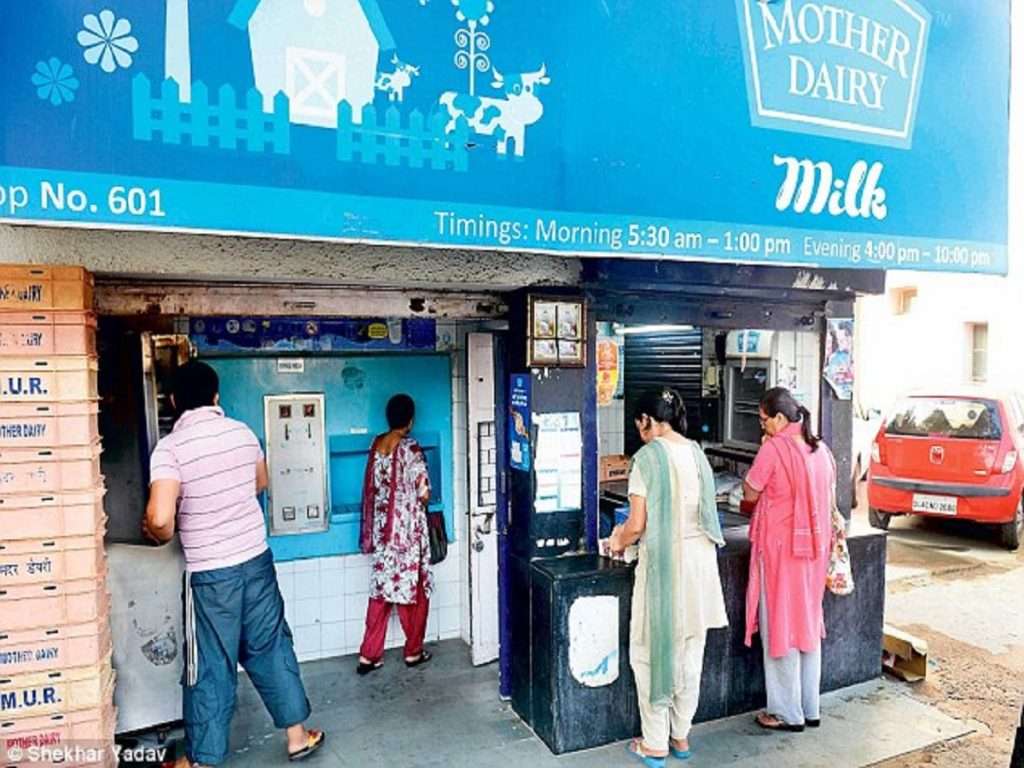 Mother Dairyने दुधाच्या दरात पाचव्यांदा केली वाढ, मंगळवारपासून २ रुपये/लिटरने महागणार दूध