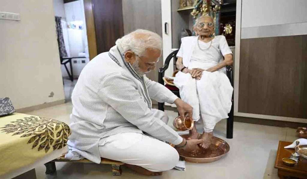 Narendra Modi’s mother Hiraben Modi passed away नरेंद्र मोदींच्या मातोश्री हिराबेन मोदी यांनी घेतला अखेरचा श्वास