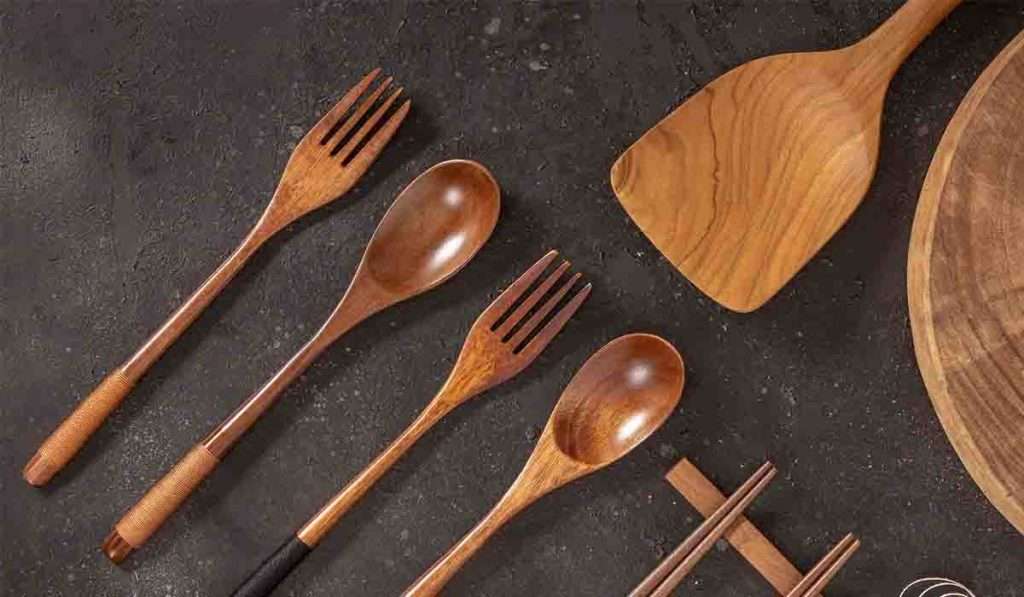 किचन मधील Wooden utensils स्वच्छ करण्यासाठी, ‘या’ टिप्सचा वापर करा