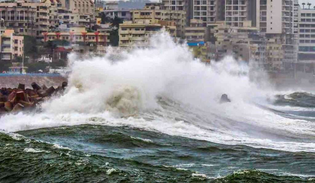 Cyclone News  चक्रीवादळ घोघावतंय! महाराष्ट्रात काय स्थिती?