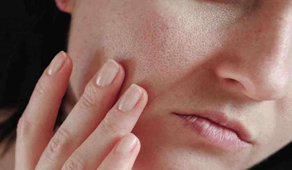 Dry skin हिवाळयात कोरड्या त्वचेपासून त्रस्त आहत? मग चेहऱ्यासाठी ‘या’ फळाचा वापर करा