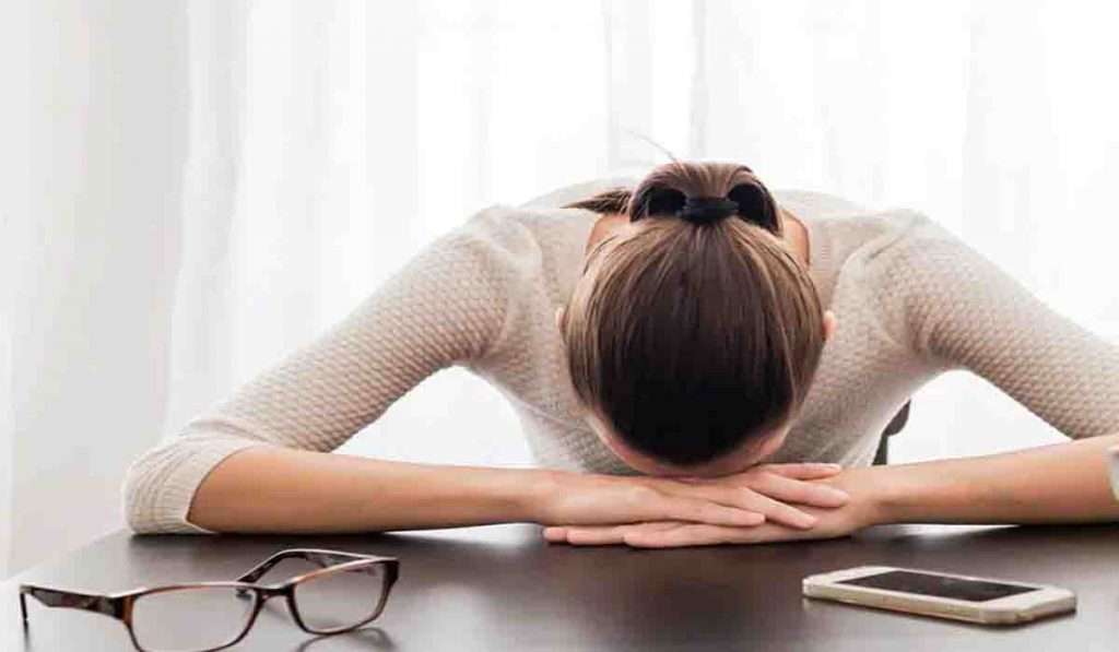 fatigue कामाच्या धावपळीत थकवा जाणवत असेल, तर ‘या’ गोष्टी सोबत ठेवा