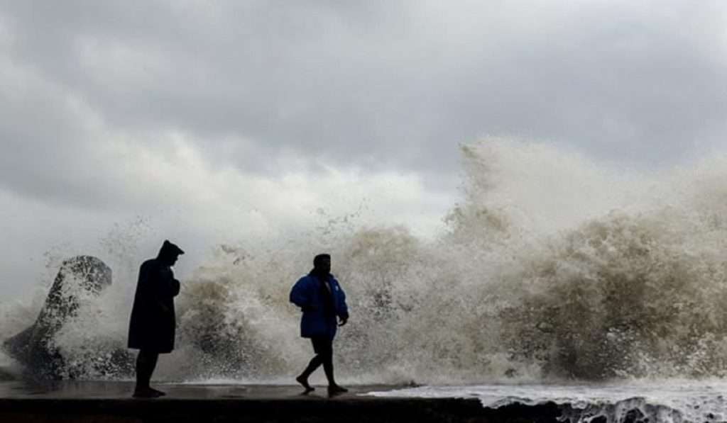 तमिळनाडूला चक्रीवादळाचा तडाखा, ४ जणांचा मृत्यू