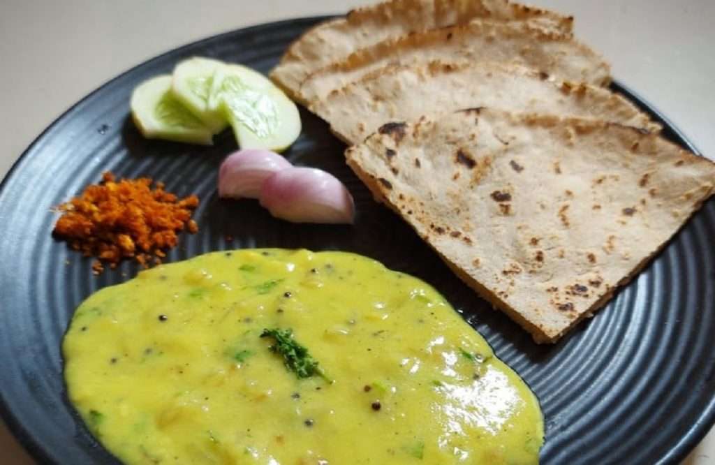 Maharashtrian Pithla Recipe भाकरी सोबत घ्या गावरान पिठल्याची चव