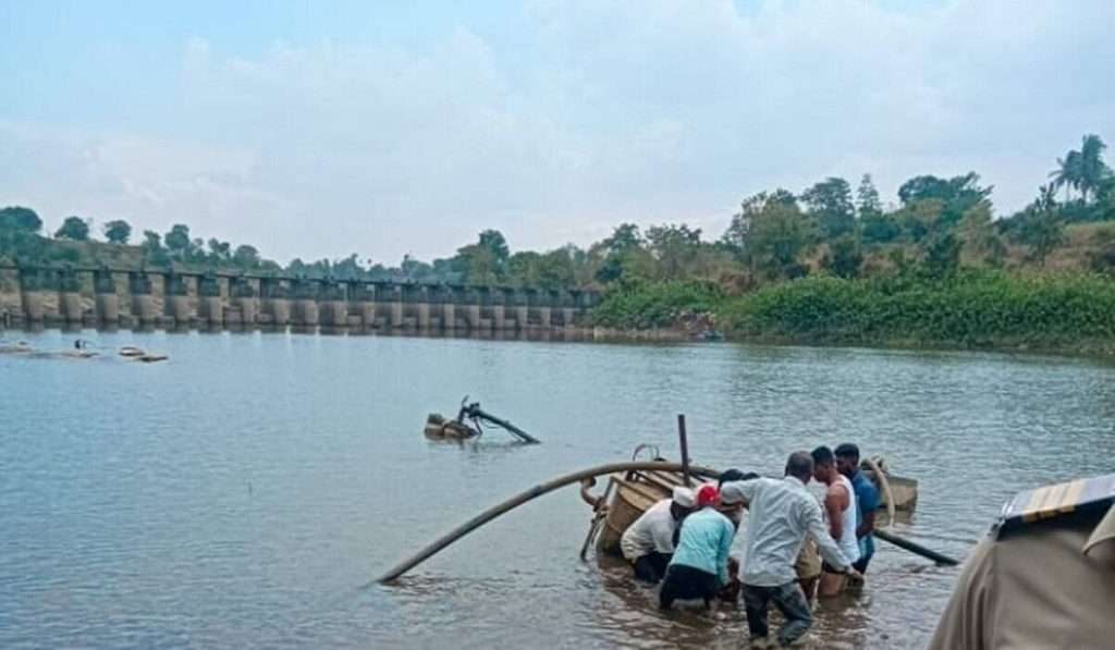 पुण्यात नदीच्या पात्रात पंप सोडताना विजेच्या धक्क्याने चार शेतकऱ्यांचा मृत्यू