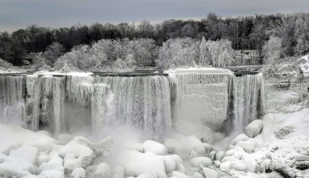 हिमवादळानंतर niagara falls पूर्णपणे गोठला, अमेरिकेला तडाखा