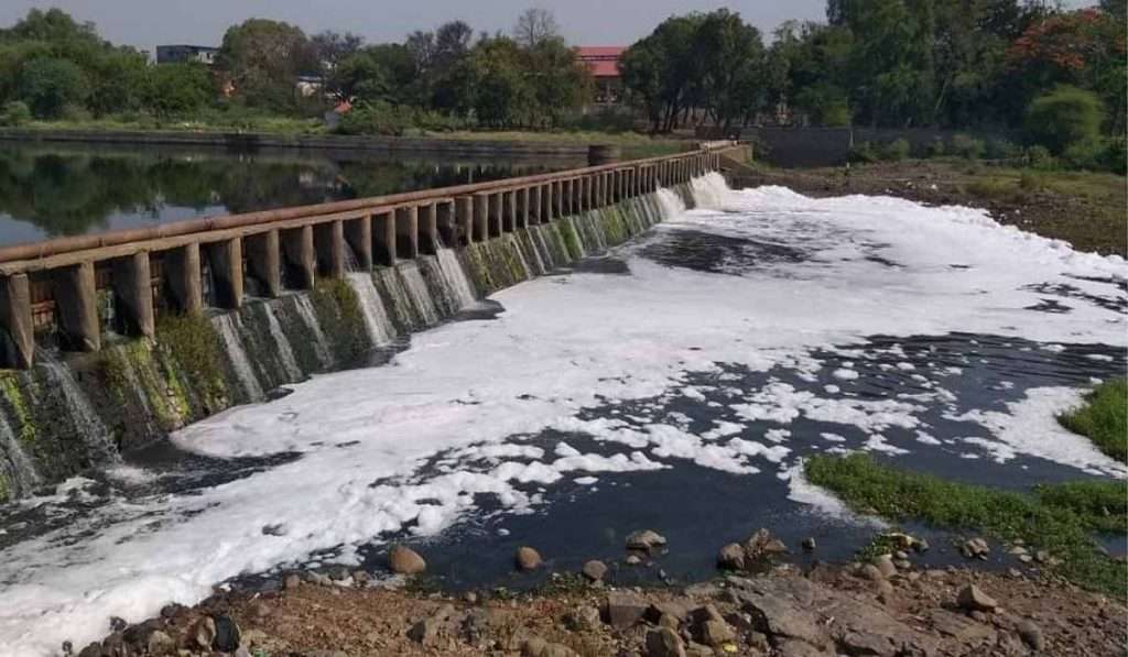 आळंदीतील इंद्रायणी नदीत साबणाच्या फेसासारखे पाणी