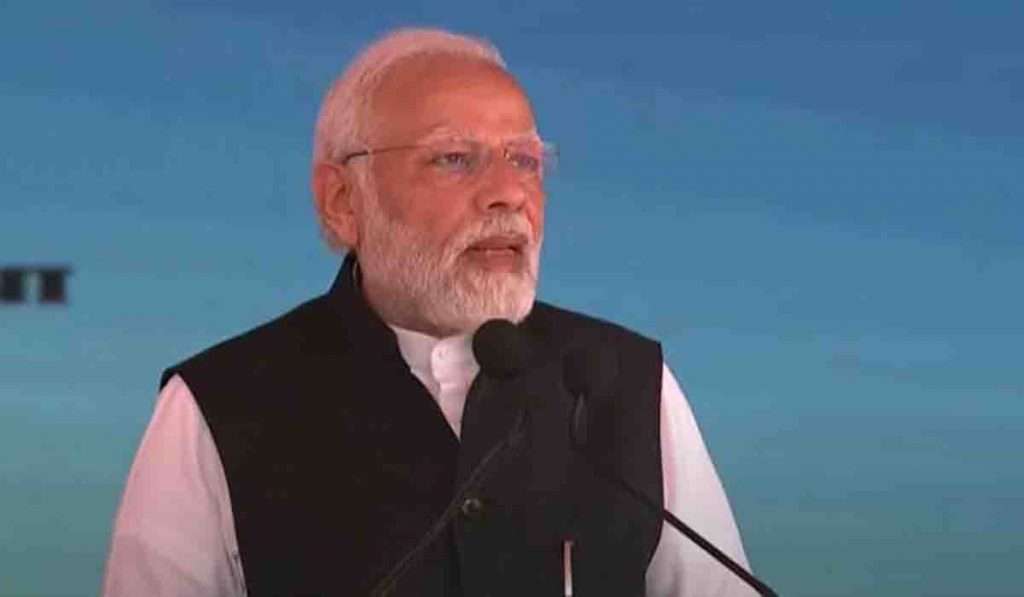 Narendra Modi In Mumbai, नरेंद्र मोदी म्हणाले, रेल्वे क्षेत्रात मोठी क्रांती