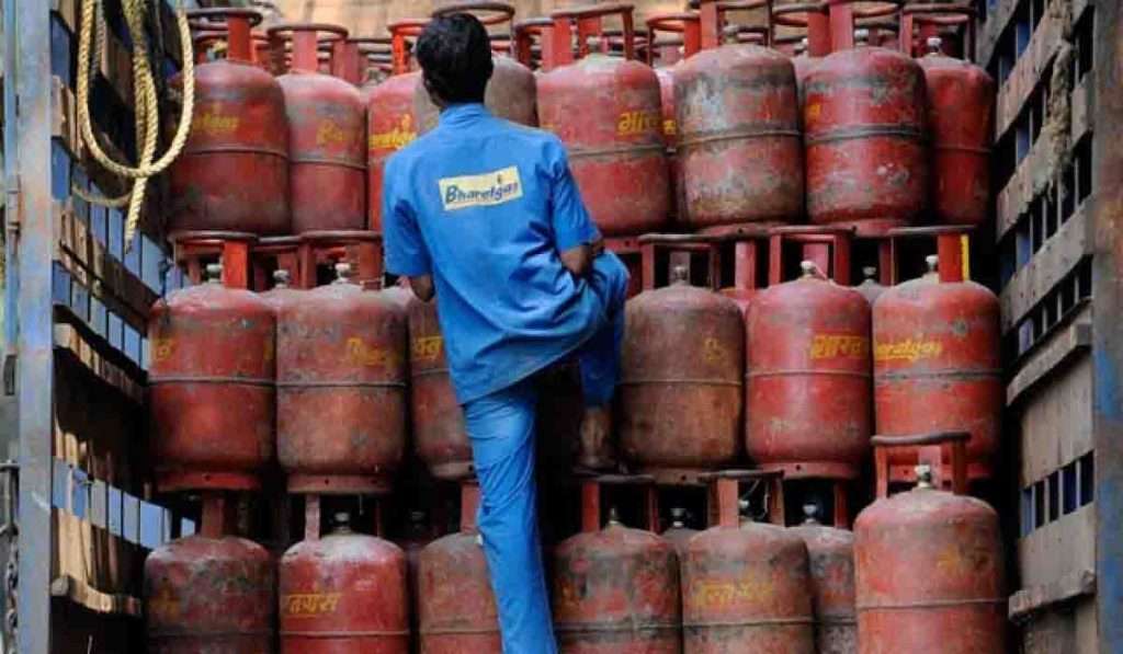 मार्च महिन्याच्या सुरवातीलाच महागाईचा तडाखा!, LPG सिलेंडर मध्ये ५० रुपयांची वाढ