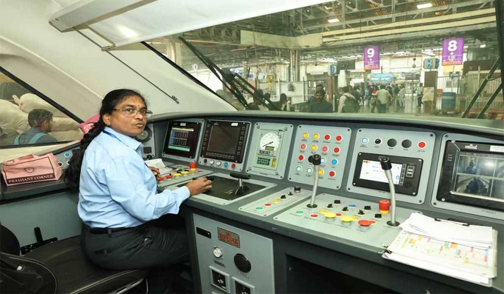 Asia First Woman Loco Pilot | वंदे भारत एक्सप्रेस ट्रेनच्या सारथ्य करणाऱ्या आशियातील पहिल्या महिला लोको पायलट ठरल्या सुरेखा यादव