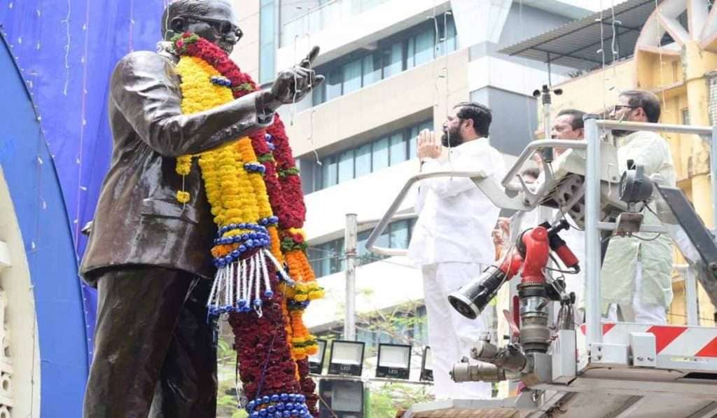 ठाण्यात भारतरत्न डॉ. बाबासाहेब आंबेडकरांच्या पुतळ्याला मुख्यमंत्री एकनाथ शिंदेंकडून अभिवादन