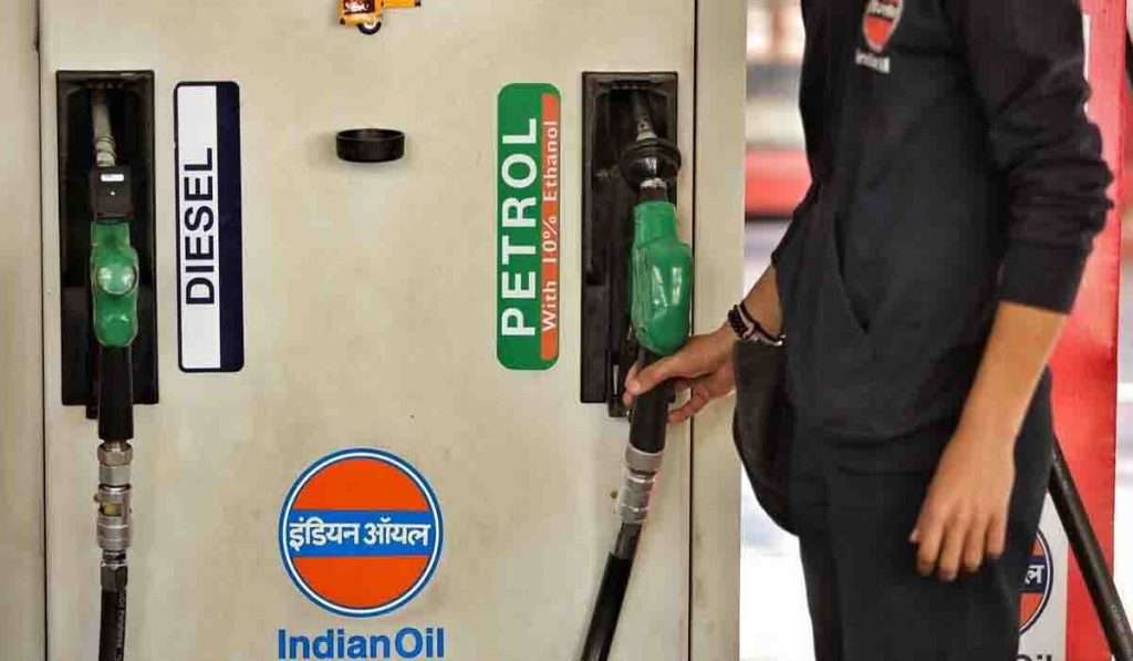 आजचे Petrol चे दर जाणून घ्या आणि विकेंड Long Trip साठी टॅंक फुल्ल करा!