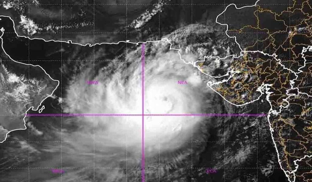 गुजरातमध्ये हाय अलर्ट जारी; २४ तासांत धडकणार चक्रीवादळ