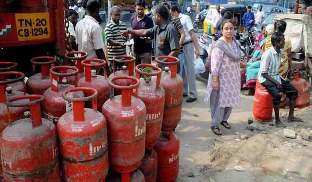 LPG सिलेंडरच्या दरात घसरण, ‘या’ ग्राहकांना मिळणार ४० रुपयांची सूट