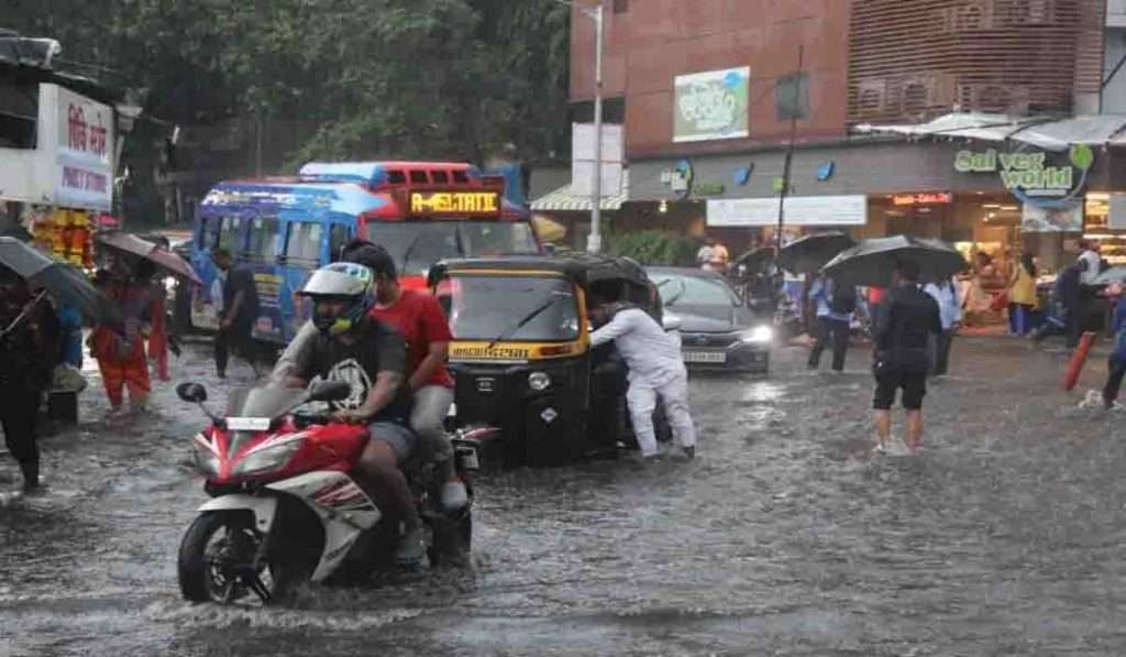 Mumbai Rain : मुंबईत मुसळधार पावसाची हजेरी,अनेक ठिकाणी वाहतूक कोंडीची समस्या