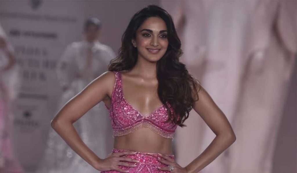 Kiara Advani ने दिली तिच्या खास व्यक्तीला फ्लाईंग किस