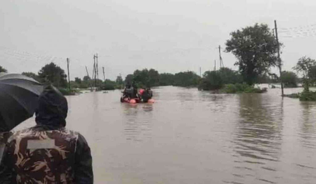 यवतमाळमध्ये पुराच्या पाण्यात अडकले तब्ब्ल ४५ जण, हेलिकॉप्टरच्या साहाय्याने बाहेर काढणार, देवेंद्र फडणवीस यांची माहिती