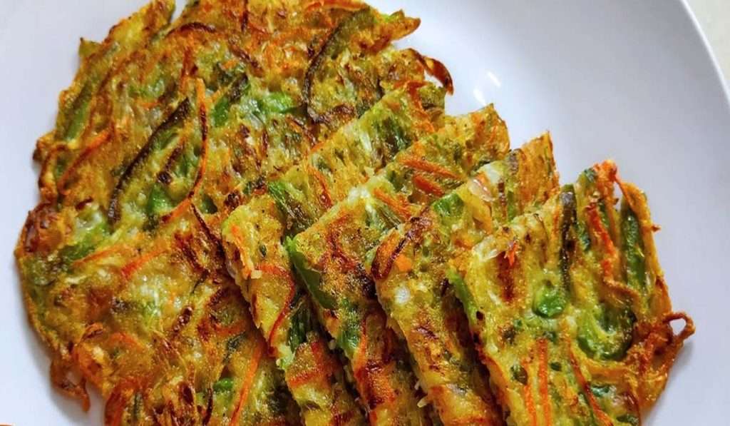 भाज्या खायला आवडत नाही? मग भाज्यांपासून बनवा Tasty Veggie Pancake