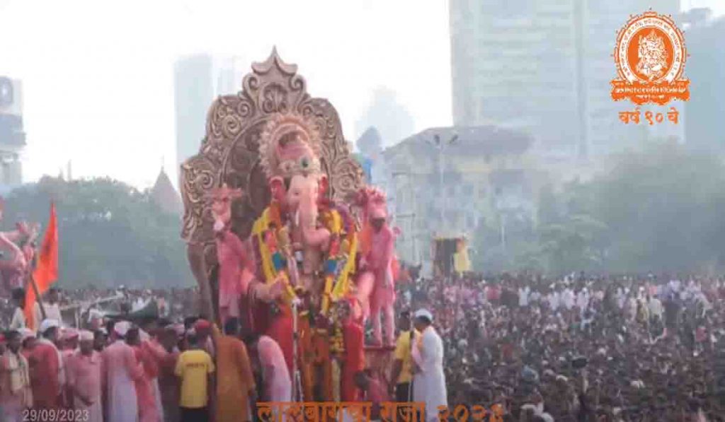 २० तासांच्या मिरवणुकीनंतर Lalbaugcha Raja गिरगाव चौपाटीवर दाखल, विसर्जनासाठी भाविकांचा जनसागर लोटला