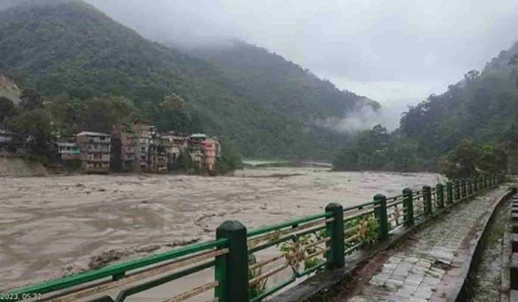 सिक्कीममध्ये महापूर, ४८ तासांपासून नागरिक बोगद्यात अडकले