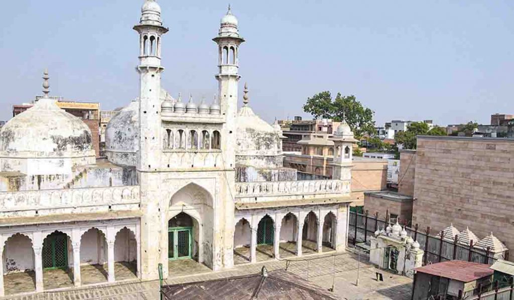 वाराणसीतील ज्ञानवापी मशिदीच्या तळघरात हिंदू पक्षकारांना पूजा करण्याचे  जिल्हा न्यायालयाने दिले आदेश