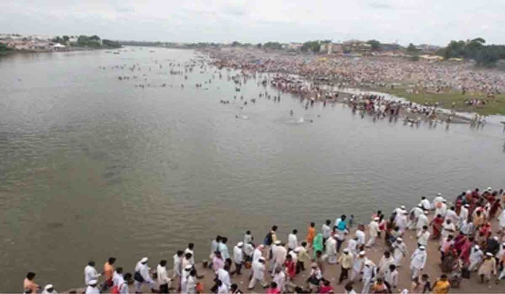 चंद्रभागा नदीला आले गटाराचे रूप, प्रशासनाच्या दुर्लक्षामुळे भाविकांमध्ये संताप