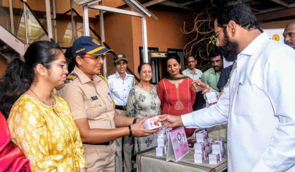 CM Eknath Shinde यांच्याकडून ग्रामपंचायतींना वैद्यकीय साहित्याचे वितरण