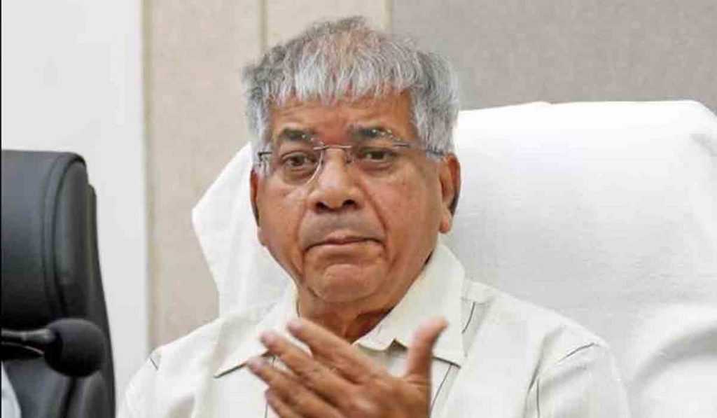 २६/११ च्या हल्ल्यात शहिद करकरेंच्या शरीरातील गोळ्या कसाबच्या की…, Prakash Ambedkar यांचे Ujjwal Nikam यांच्यावर आरोप