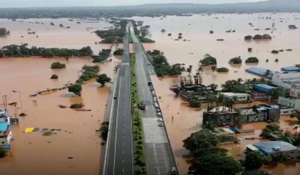 Kolhapur Flood: पंचगंगेच्या पाणीपातळीत वाढ, बापट कॅम्प परिसरात पाणीच पाणी…